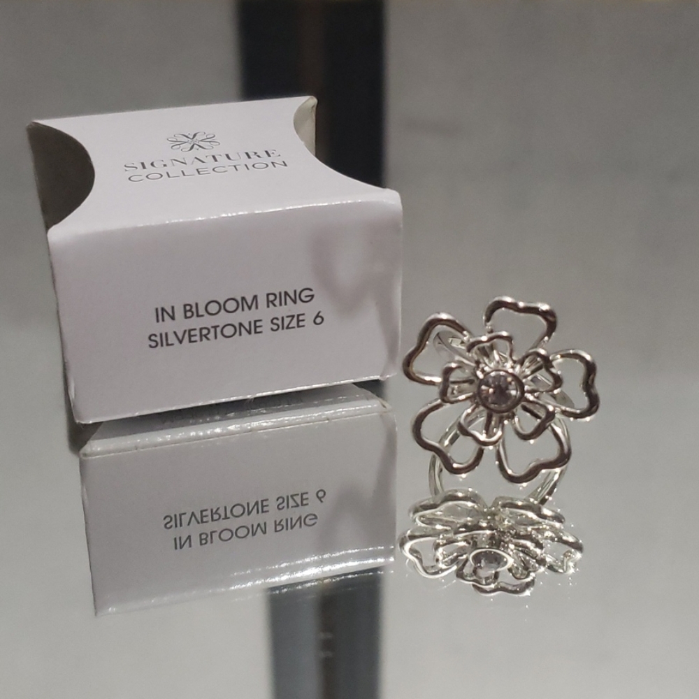 NIB Avon size 6 flower ring